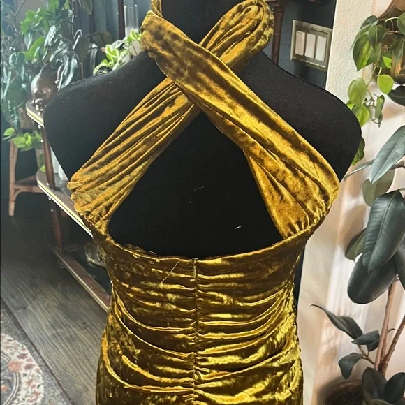 Zara green velvet midi dress with a V-neckline - Picture 5 of 9